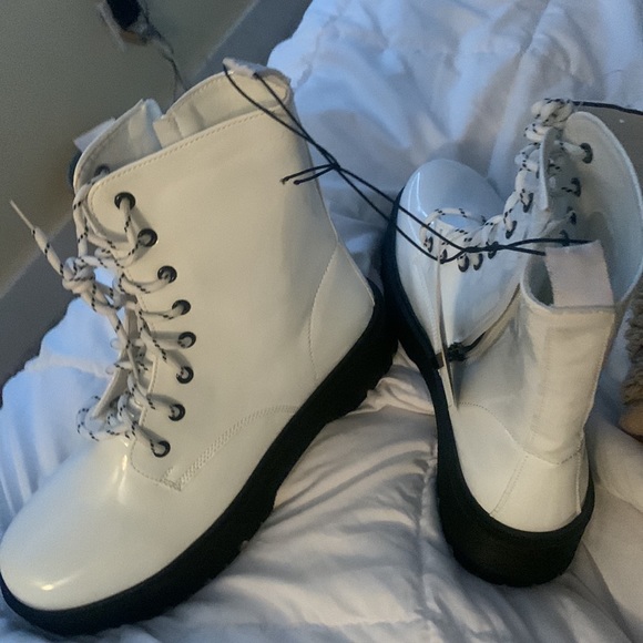 this is a a pair of white boots , never worn , - Picture 4 of 5